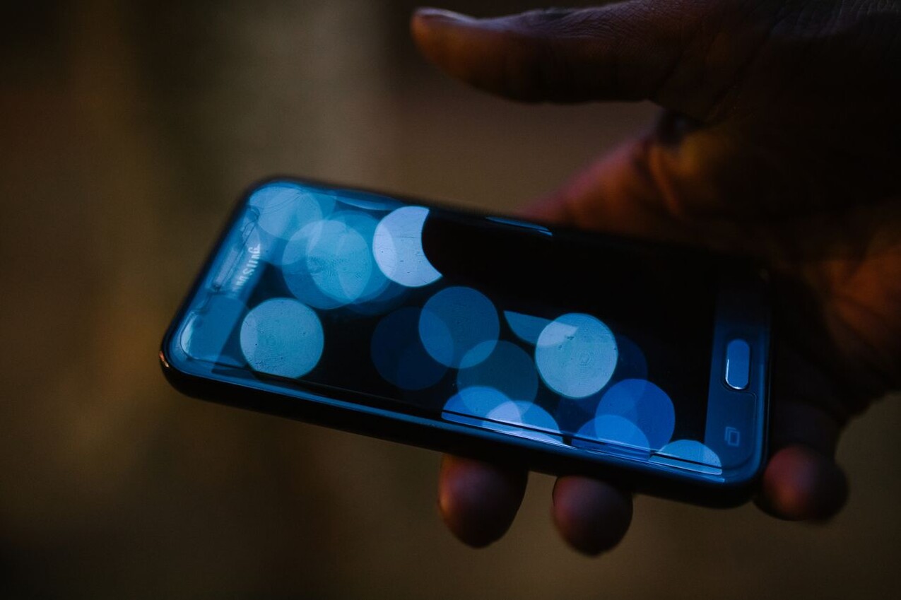 Ein Smartphone mit blauen Spiegeleffekten auf dem Display.