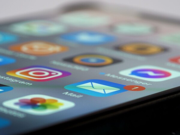 Detaillierte Nahaufnahme eines Smartphone-Bildschirms, der verschiedene App-Symbole zeigt.