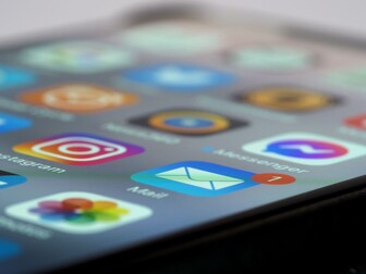 Detaillierte Nahaufnahme eines Smartphone-Bildschirms, der verschiedene App-Symbole zeigt.